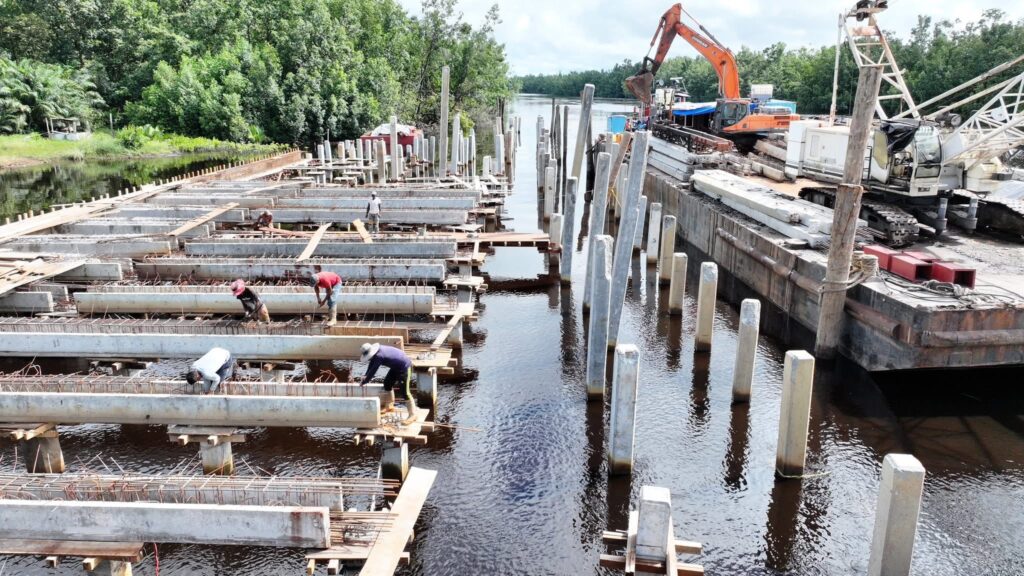 2B KUMAKA STELLING CRISIS — PILES COLLAPSE, DEADLINES BLOWN, RESIDENTS